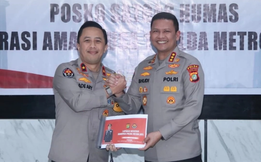 Brigjen Ady Ary Syam Indradi dan Kombes Budi Hermanto dalam acara Kenal Pamit Kabid Humas Polda Metro Jaya. [Instagram @poldametrojaya]